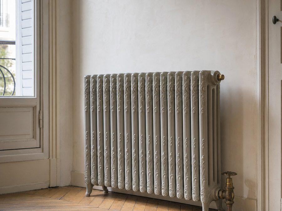 Radiateur en fonte à colonnes remis en peinture, dans un appartement parisien